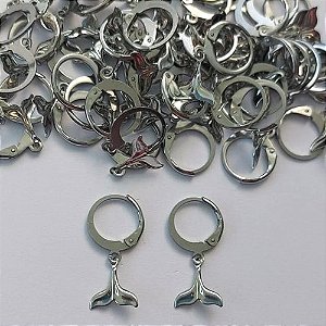 BRINCO EM AÇO INOXIDÁVEL - BRINCO ARGOLINHA DE PRESSÃO COM PINGENTE RABO DE BALEIA 10MM - COMPOSIÇÃO: AÇO INOXIDÁVEL (AÇO1779) ACBR000307