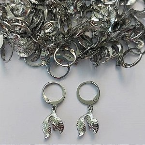 BRINCO EM AÇO INOXIDÁVEL - BRINCO ARGOLINHA DE PRESSÃO COM PINGENTE FOLHAS 16MM - COMPOSIÇÃO: AÇO INOXIDÁVEL (AÇO1782) ACBR000308
