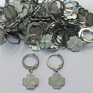BRINCO EM AÇO INOXIDÁVEL - BRINCO ARGOLINHA DE PRESSÃO COM PINGENTE TREVO QUATRO FOLHAS 11MM - COMPOSIÇÃO: AÇO INOXIDÁVEL (AÇO1783) ACBR000311
