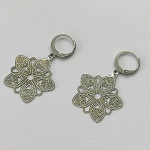 BRINCO EM AÇO INOXIDÁVEL- BRINCO ARGOLINHA DE PRESSÃO COM PINGENTE FLOR 20MM - COMPOSIÇÃO: AÇO INOXIDÁVEL - (AÇO1785)ACBR000313