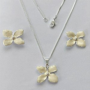 CONJUNTO FOLHEADO A PRATA COM 50 MILÉSIMOS + VERNIZ DIAMOND - CONJUNTO COM CORRENTE VENEZIANA 45CM - BRINCOS DE PINO E PINGENTES EM FLORES ESMALTADAS BEGE 19X16MM - (PRA133)PRCJ000140