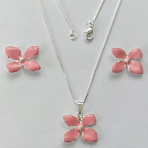 CONJUNTO FOLHEADO A PRATA COM 50 MILÉSIMOS + VERNIZ DIAMOND - CONJUNTO COM CORRENTE VENEZIANA 45CM - BRINCOS DE PINO E PINGENTES EM FLORES ESMALTADAS ROSAS 19X16MM - (PRA134) PRCJ000141