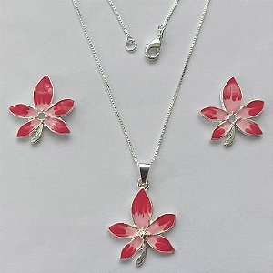 CONJUNTO FOLHEADO A PRATA COM 50 MILÉSIMOS + VERNIZ DIAMOND - CONJUNTO COM CORRENTE VENEZIANA 45CM - BRINCOS DE PINO E PINGENTES EM FLORES ESMALTADAS ROSAS 19X16MM - (PRA138) PRCJ000145