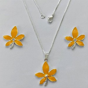 CONJUNTO FOLHEADO A PRATA COM 50 MILÉSIMOS + VERNIZ DIAMOND - CONJUNTO COM CORRENTE VENEZIANA 45CM - BRINCOS DE PINO E PINGENTES EM FLORES ESMALTADAS AMARELAS 24X21MM - (PRA140) PRCJ000147