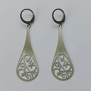 BRINCO EM AÇO INOXIDÁVEL - BRINCO ARGOLINHA DE PRESSÃO COM PINGENTE GOTA COM DETALHES VAZADOS 16X44MM - COMPOSIÇÃO: AÇO INOXIDÁVEL - (AÇO1792) ACBR000315