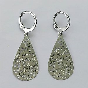 BRINCO EM AÇO INOXIDÁVEL - BRINCO ARGOLINHA DE PRESSÃO COM PINGENTE GOTA COM DETALHES VAZADOS 15X28MM - COMPOSIÇÃO: AÇO INOXIDÁVEL - (AÇO1794) ACBR000316