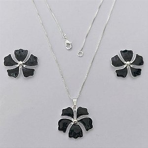 CONJUNTO FOLHEADO A PRATA COM 50 MILÉSIMOS + VERNIZ DIAMOND - CONJUNTO COM CORRENTE VENEZIANA 45CM - BRINCOS DE PINO E PINGENTES EM FLORES ESMALTADAS PRETAS 25X23MM - (PRA156) PRCJ000149