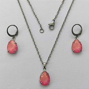 CONJUNTO EM AÇO INOXIDÁVEL - (AÇO03) GARGANTILHA COM CORRENTE 50CM E PINGENTE EM RESINA ROSA COM BRILHOS 3X7 - COMPOSIÇÃO: AÇO INOXIDÁVEL - (AÇO1798) ACCJ000083