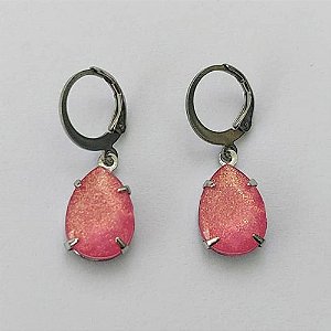 BRINCO EM AÇO INOXIDÁVEL - BRINCO ARGOLINHA DE PRESSÃO COM PINGENTE EM RESINA ROSA COM BRILHOS 3X7MM - COMPOSIÇÃO: AÇO INOXIDÁVEL - (AÇO1800)ACBR000317