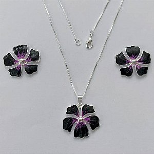 CONJUNTO FOLHEADO A PRATA COM 50 MILÉSIMOS + VERNIZ DIAMOND - CONJUNTO COM CORRENTE VENEZIANA 45CM - BRINCOS DE PINO E PINGENTES EM FLORES ESMALTADAS PRETA COM ROXO  17X20MM - PRA160 PRCJ000153