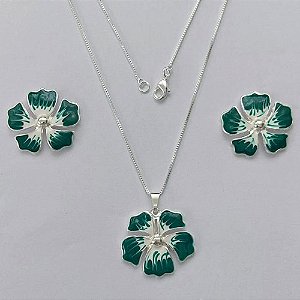 CONJUNTO FOLHEADO A PRATA COM 50 MILÉSIMOS + VERNIZ DIAMOND - CONJUNTO COM CORRENTE VENEZIANA 45CM - BRINCOS DE PINO E PINGENTES EM FLORES ESMALTADAS VERDE COM BRANCO 17X20MM - (PRA161) PRCJ000154