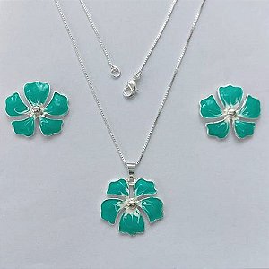 CONJUNTO FOLHEADO A PRATA COM 50 MILÉSIMOS + VERNIZ DIAMOND - CONJUNTO COM CORRENTE VENEZIANA 45CM - BRINCOS DE PINO E PINGENTES EM FLORES ESMALTADAS VERDE COM BRANCO 24X22MM - (PRA165) PRCJ000158