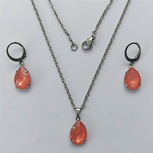 CONJUNTO EM AÇO INOXIDÁVEL - (AÇO03) GARGANTILHA COM CORRENTE 50CM E PINGENTE EM RESINA SALMÃO 3X7MM - COMPOSIÇÃO: AÇO INOXIDÁVEL - (AÇO1827)ACCJ000090