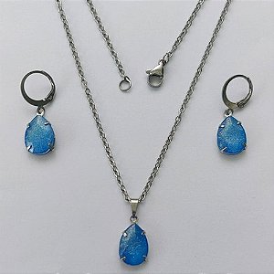 CONJUNTO EM AÇO INOXIDÁVEL - (AÇO03) GARGANTILHA COM CORRENTE 50CM E PINGENTE EM RESINA AZUL COM BRILHOS 3X7MM - COMPOSIÇÃO: AÇO INOXIDÁVEL - (AÇO1828) ACCJ000091