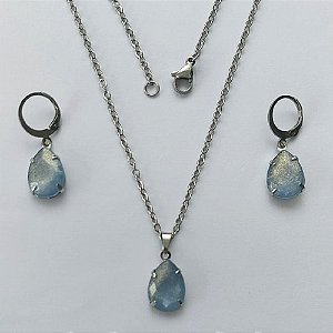 CONJUNTO EM AÇO INOXIDÁVEL - (AÇO03) GARGANTILHA COM CORRENTE 50CM E PINGENTE EM RESINA AZUL COM BRILHOS 3X7MM - COMPOSIÇÃO: AÇO INOXIDÁVEL - (AÇO1840) ACCJ000095