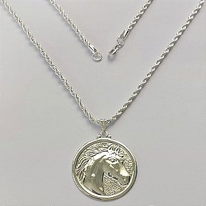 GARGANTILHA FOLHEADA A PRATA COM 80 MILÉSIMOS + VERNIZ CATAFORÉTICO - GARGANTILHA CORRENTE CORDÃO BAIANO 50CM PINGENTE CAVALO 39MM - LARGURA 2MM E FECHO LAGOSTA (PRA174) PRGG001401