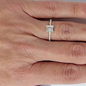 ANEL FOLHEADO A PRATA COM 50 MILÉSIMOS + VERNIZ DIAMOND COM MICRO ZIRCÔNIAS E ZIRCÔNIA QUADRADA 5MM LARGURA 1.0MM PRAN000075