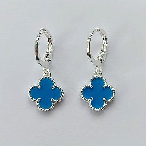 BRINCO FOLHEADO A PRATA COM 50 MILÉSIMOS + VERNIZ DIAMOND - BRINCO ARGOLINHA DE PRESSÃO (TRANQUETA) TREVO AZUL 10MM (PRA199) PRBR001111