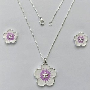 CONJUNTO FOLHEADO A PRATA COM 50 MILÉSIMOS + VERNIZ DIAMOND - CONJUNTO COM CORRENTE VENEZIANA 45CM - BRINCOS DE PINO FLOR ESMALTADA 15MM E PINGENTE EM FLOR ESMALTADA BRANCA / LILÁS  22MM - (PRA239) PRCJ000170