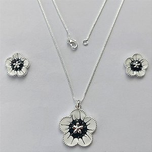 CONJUNTO FOLHEADO A PRATA COM 50 MILÉSIMOS + VERNIZ DIAMOND - CONJUNTO COM CORRENTE VENEZIANA 45CM - BRINCOS DE PINO FLOR ESMALTADA 15MM E PINGENTE EM FLOR ESMALTADA BRANCA / PRETA 22MM - (PRA240) PRCJ000171