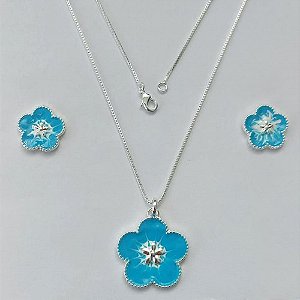 CONJUNTO FOLHEADO A PRATA COM 50 MILÉSIMOS + VERNIZ DIAMOND - CONJUNTO COM CORRENTE VENEZIANA 45CM - BRINCOS DE PINO FLOR ESMALTADA 15MM E PINGENTE EM FLOR ESMALTADA AZUL / BRANCA 22MM - (PRA242) PRCJ000173