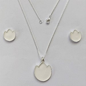 CONJUNTO FOLHEADO A PRATA COM 50 MILÉSIMOS + VERNIZ DIAMOND - CONJUNTO COM CORRENTE VENEZIANA 45CM - BRINCOS DE PINO FLOR ESMALTADA 14MM E PINGENTE EM FLOR ESMALTADA BRANCAS 20MM - (PRA221) PRCJ000175