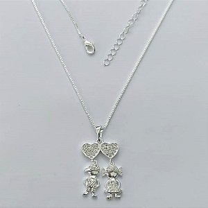 GARGANTILHA FOLHEADA A PRATA COM 50 MILÉSIMOS + VERNIZ DIAMOND - GARGANTILHA CORRENTE VENEZIANA 45CM + EXTENSOR COM PINGENTE CANGA CORAÇÕES COM MENINO E MENINA CRAVEJADO EM MICROS ZIRCÔNIAS 16X26MM - (PRA255) PRGG001420
