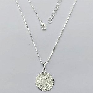 GARGANTILHA FOLHEADA A PRATA COM 50 MILÉSIMOS + VERNIZ DIAMOND - GARGANTILHA CORRENTE VENEZIANA 45CM + EXTENSOR E PINGENTE MEDALHA REDONDA ORAÇÃO PAI NOSSO 14MM E FECHO LAGOSTA - (PRA260) PRGG001422