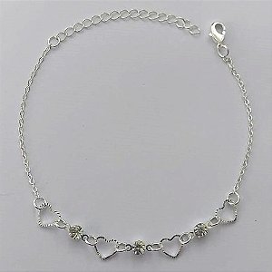 PULSEIRA FOLHEADA A PRATA COM 50 MILÉSIMOS + VERNIZ DIAMOND - PULSEIRA 18CM + EXTENSOR COM STRASS CRISTAIS E CORAÇÕES VAZADOS - (PRA269) PRPS001140