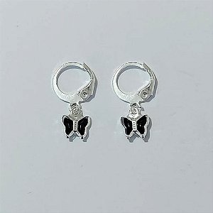 BRINCO FOLHEADO A PRATA COM 50 MILÉSIMOS + VERNIZ DIAMOND - BRINCO ARGOLA DE PRESSÃO INFANTIL BORBOLETA PRETA DE VIDRO 7MM PRBR001121