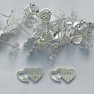 BRINCO FOLHEADA A PRATA COM 50 MILÉSIMOS + VERNIZ DIAMOND - BRINCO CORAÇÃO LOVE E CORAÇÃO VAZADO 11X5MM (PRA282) PRBR001123