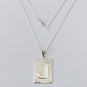 GARGANTILHA FOLHEADA A PRATA COM 50 MILÉSIMOS + VERNIZ DIAMOND - GARGANTILHA CORRENTE 45CM PINGENTE PLACA RETANGULAR LETRA " J " 20X28MM - FECHO LAGOSTA - PRGG001425