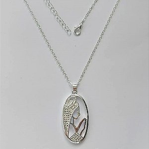 GARGANTILHA FOLHEADA A PRATA COM 50 MILÉSIMOS + VERNIZ DIAMOND - GARGANTILHA CORRENTE CADEADO 40CM PINGENTE NOSSA SENHORA APARECIDA COM MICRO ZIRCÔNIAS 17X30MM - FECHO LAGOSTA (PRA286) PRGG001425