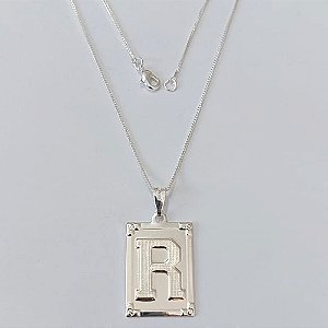 GARGANTILHA FOLHEADA A PRATA COM 50 MILÉSIMOS + VERNIZ DIAMOND - GARGANTILHA CORRENTE 45CM PINGENTE PLACA RETANGULAR LETRA " R " 20X28MM - FECHO LAGOSTA - PRGG001432