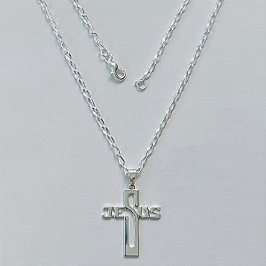 GARGANTILHA FOLHEADA A PRATA COM 50 MILÉSIMOS + VERNIZ DIAMOND - GARGANTILHA CORRENTE 60CM PINGENTE CRUCIFIXO ESCRITO JESUS 21X26MM - FECHO LAGOSTA (PRA309) PRGG001432