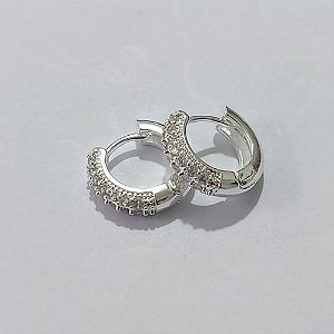 BRINCO FOLHEADA A PRATA COM 50 MILÉSIMOS + VERNIZ DIAMOND - BRINCO ARGOLA 2 FILEIRAS DE MICRO ZIRCÔNIAS 13MM PRBR001125