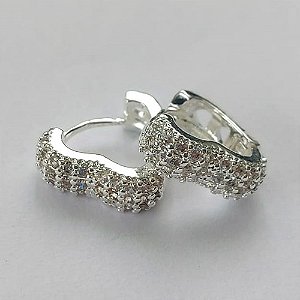 BRINCO FOLHEADA A PRATA COM 50 MILÉSIMOS + VERNIZ DIAMOND - BRINCO ARGOLA FORMATO CORAÇÃO COM 4 FILEIRAS DE MICRO ZIRCÔNIAS 14MM (PRA319) PRBR001126