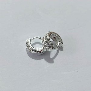 BRINCO FOLHEADA A PRATA COM 50 MILÉSIMOS + VERNIZ DIAMOND - BRINCO ARGOLA COM 3 FILEIRAS DE MICROS ZIRCÔNIAS 10MM PRBR001127