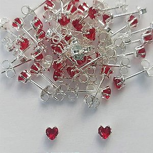 BRINCO FOLHEADA A PRATA COM 50 MILÉSIMOS + VERNIZ DIAMOND - BRINCO DE PINO ZIRCÔNIA FORMATO CORAÇÃO VERMELHO 4MM PRBR001131