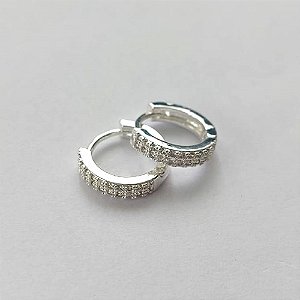 BRINCO FOLHEADA A PRATA COM 50 MILÉSIMOS + VERNIZ DIAMOND - BRINCO ARGOLA COM 2 FILEIRAS DE MICRO ZIRCÔNIAS 13MM PRBR001135