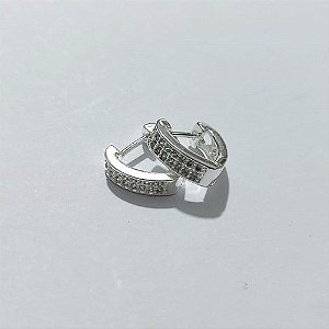 BRINCO FOLHEADA A PRATA COM 50 MILÉSIMOS + VERNIZ DIAMOND - BRINCO DE ARGOLA FORMATO CORAÇÃO COM 3 FILEIRAS DE MICRO ZIRCÔNIAS PRBR001148