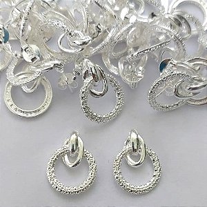 BRINCO FOLHEADA A PRATA COM 50 MILÉSIMOS + VERNIZ DIAMOND - BRINCO DE PINO CÍRCULO DESENHADO VAZADO 12MM (PRA364)(PAR) PRBR0001186