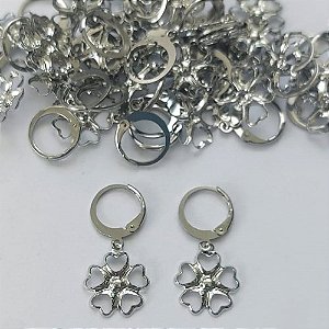 BRINCO EM AÇO INOXIDÁVEL - BRINCO ARGOLA DE PRESSÃO COM PINGENTE TREVO COM CORAÇÕES VAZADOS 13MM - COMPOSIÇÃO: AÇO INOXIDÁVEL - (AÇO1954) ACBR000345