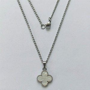 GARGANTILHA EM AÇO INOXIDÁVEL -  GARGANTILHA COM CORRENTE 42CM E PINGENTE VAN CLEEF MADRE PÉROLA 15MM - COMPOSIÇÃO: AÇO INOXIDÁVEL - (AÇO1962)ACGG000401