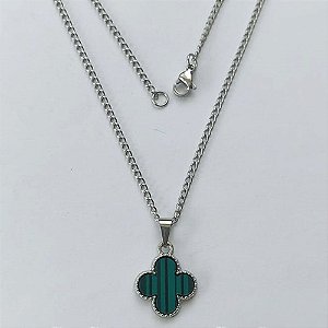 GARGANTILHA EM AÇO INOXIDÁVEL -  GARGANTILHA COM CORRENTE 42CM E PINGENTE VAN CLEEF VERDE LISTRADA 14MM - COMPOSIÇÃO: AÇO INOXIDÁVEL - (AÇO1964) ACGG000405