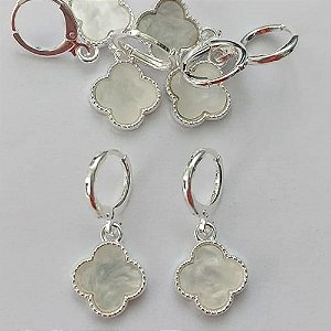 BRINCO FOLHEADO A PRATA COM 50 MILÉSIMOS + VERNIZ DIAMOND - BRINCO ARGOLINHA DE PRESSÃO (TRANQUETA) TREVO MADRÉ PÉROLA RESINA 10MM (PRA389) PRBR001196