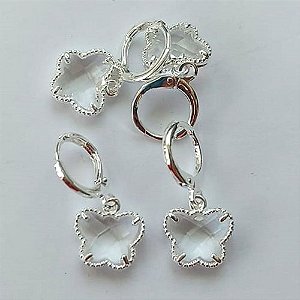 BRINCO FOLHEADO A PRATA COM 50 MILÉSIMOS + VERNIZ DIAMOND - BRINCO ARGOLINHA DE PRESSÃO (TRANQUETA) BORBOLETA VIDRO BRANCA 10MM (PRA390)PRBR001197