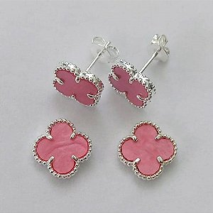 BRINCO FOLHEADO A PRATA COM 50 MILÉSIMOS + VERNIZ DIAMOND - BRINCO DE PINO TREVO ROSA RESINA 10MM (PRA398) PRBR001199