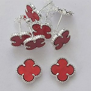 BRINCO FOLHEADO A PRATA COM 50 MILÉSIMOS + VERNIZ DIAMOND - BRINCO DE PINO TREVO VERMELHO RESINA 10MM (PRA399) PRBR001200