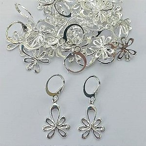 BRINCO FOLHEADA A PRATA COM 50 MILÉSIMOS + VERNIZ DIAMOND - BRINCO DE ARGOLA DE PRESSÃO FLOR 14MM (PRA424) PRBR001207